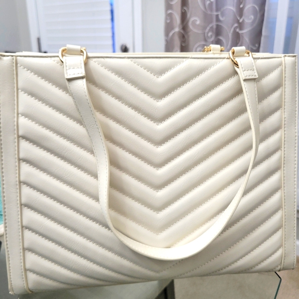 Aldo White Quilted Women's Bag with Gold Chain - Picture 5 of 7